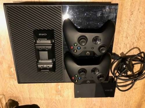 Xbox One 500GB, 2 Controllers, Rechargable Batteries, Orb Charger