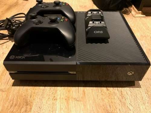 Xbox One 500GB, 2 Controllers, Rechargable Batteries, Orb Charger