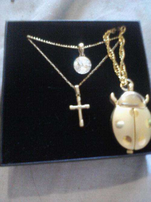 9CT GOLD CROSS NECKLACE + SPARKLE GOLD TONE NECKLACE & LADYBUG WATCH