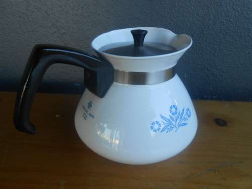 Rare Corningware 6 Cup Tea/ Coffee Pot (12cm tall, approximate diameter of 16cm) Very Good condition