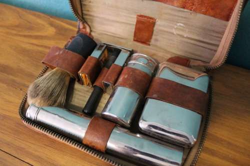 Stunning Shaving Kit in Original Leather Case