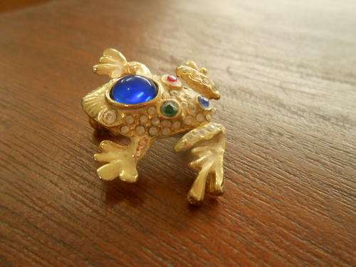 Vintage Frog Brooch with lovely stone detailing (2 1/2 cm in length)