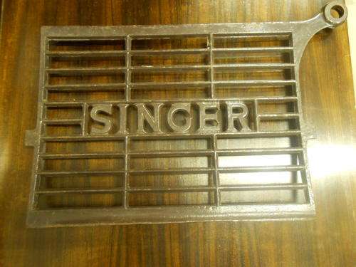 Metal Singer Foot Pedal from the 1930's (Original Paint and in Good condition) 23 x 31cm