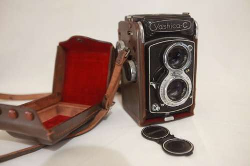 RARE VINTAGE YASHICA-C REFLEX CAMERA IN CASE