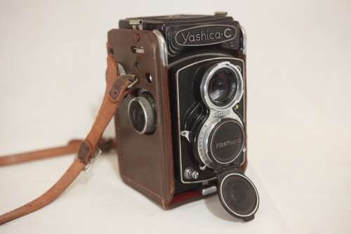 RARE VINTAGE YASHICA-C REFLEX CAMERA IN CASE