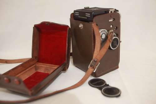 RARE VINTAGE YASHICA-C REFLEX CAMERA IN CASE