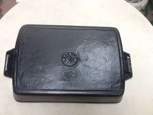 A Vintage Cast Iron and Enamel Cooking Dish. Eetrite.