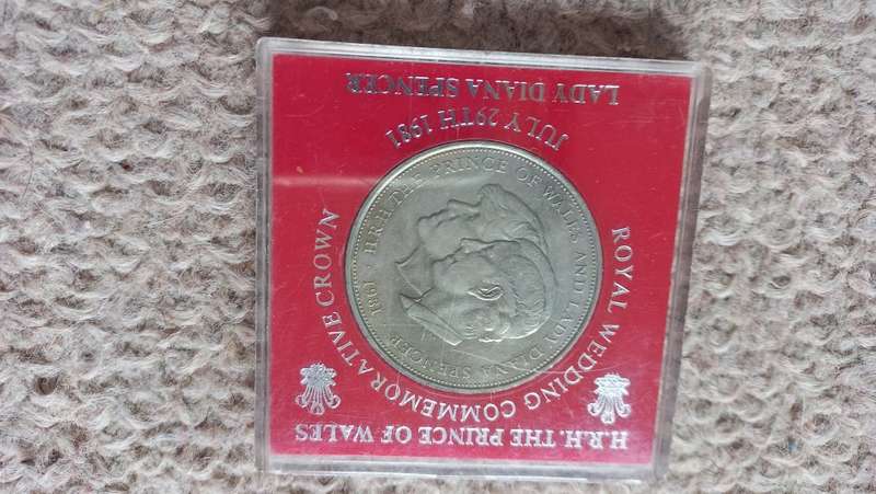 LADY DI 1981 COMMEMORATIVE CROWN MEDALLION IN ORIGINAL BOX !!