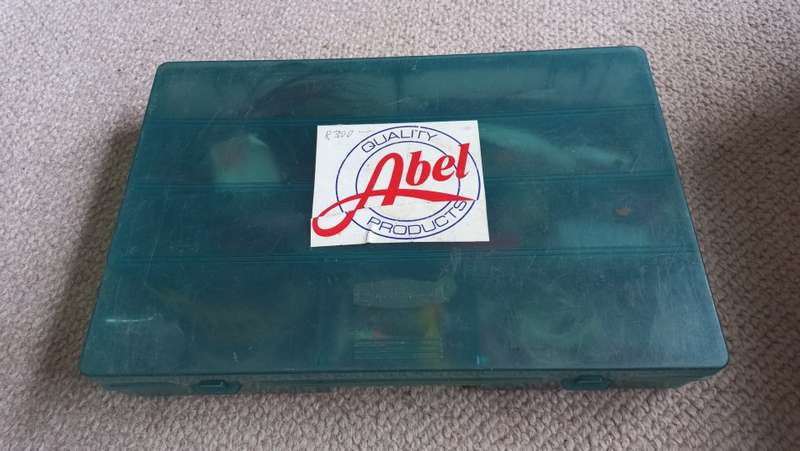 VERY EXPENSIVE LOT OF MORE THAN 100 FISHING FLIES MOSTLY SUPERB AND FOR SALT WATER