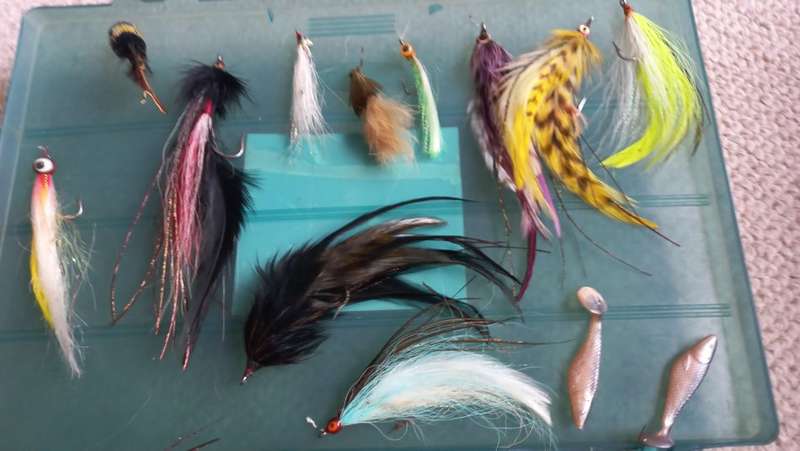 VERY EXPENSIVE LOT OF MORE THAN 100 FISHING FLIES MOSTLY SUPERB AND FOR SALT WATER