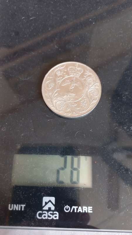 THE SCARCE ORIGINAL  ABOUT 28gram 1977 SILVER JUBILEE MEDALLION WHICH HAS SILVER CONTENTS