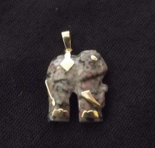 CUTE ELEPHANT PENDANT IN 9 CARAT GOLD AND CARVED GEMSTONE