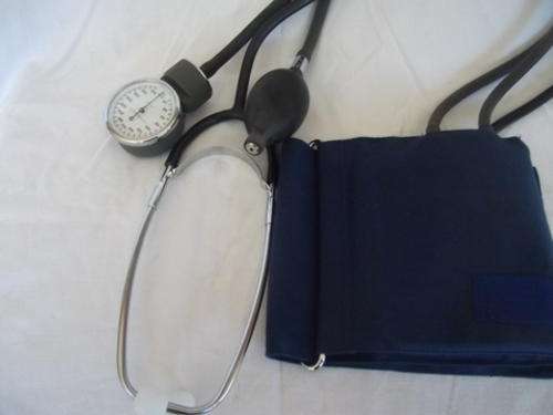 OLD AND WORKING BLOOD PRESSURE APPARATUS CONSISTS OF A CUFF, STETHOSCOPE AND SPHYGMONAMETER ALL WORK