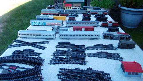 A WELL LOOKED AFTER MODEL TRAIN COLLECTION IN HO SCALE - LIMA, TRI-ANG, RIVAROSSI - HAVE A LOOK!!
