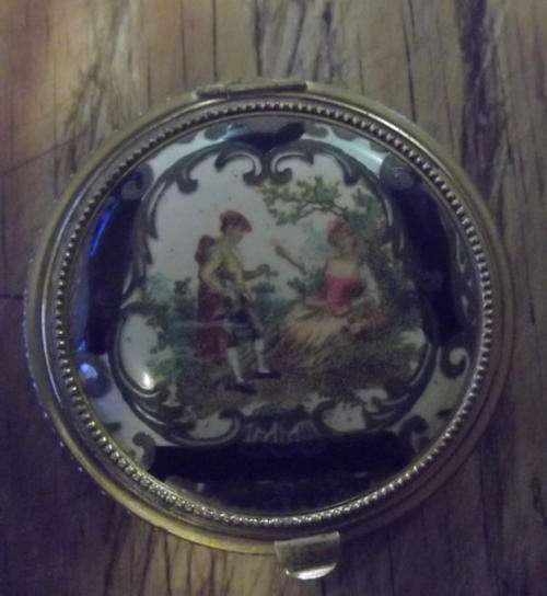 STUNNING LIMORGES TYPE COMPACT IN A VERY GOOD CONDITION