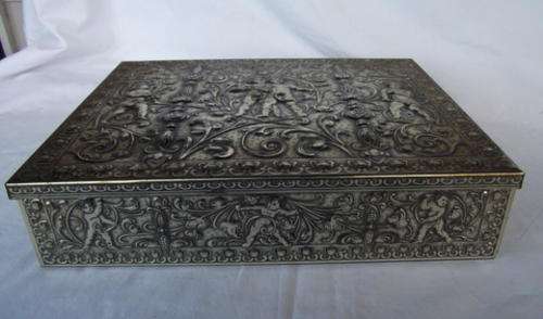 MOST BEAUTIFUL CHERUB CHOCOLATE TIN IN A WONDERFUL CONDITION