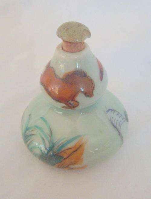 AN EXQUISITE PORCELAIN CHINESE SNUFF BOTTLE - HANDPAINTED HORSE AND HOUND THEME