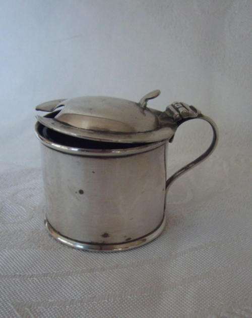 HALLMARKED SILVER MUSTARD POT WITH A BLUE GLASS LINING