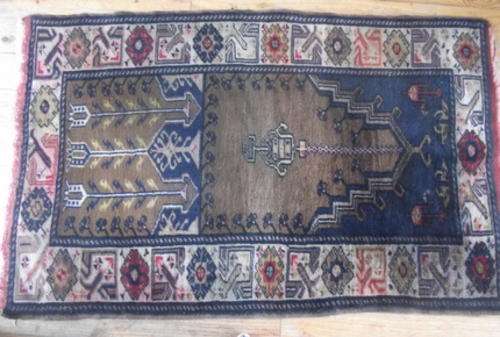 A VINTAGE PERSIAN PRAYER RUG IN LOVELY COLOURS