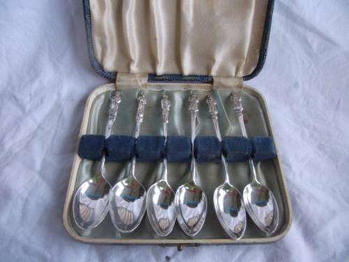 A BEAUTIFUL SET OF SIX APOSTLE TEASPOONS - PLATED SILVER