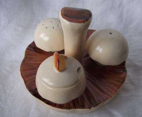 A STUNNING CARLTON WARE CRUET SET IN THE FORM OF A MUSHROOM - MADE IN ENGLAND -