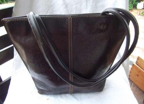 A LOVELY BROWN LEATHER HAND BAG - MADE BY WILSONS LEATHER