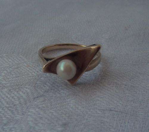 STUNNING HANDCRAFTED 9 CT GOLD AND PEARL RING