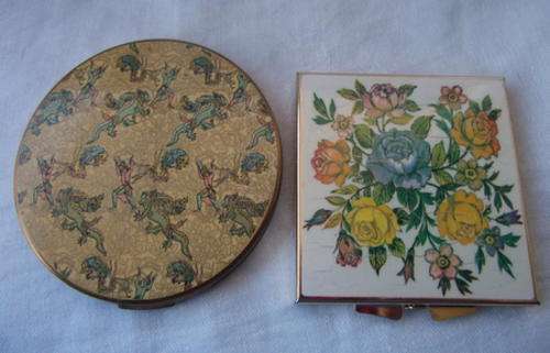 A LOVELY VOGUE COMPACT AND A HANDBAG MIRROR WITH A MAGNIFYING MIRROR AND A PLAIN MIRROR