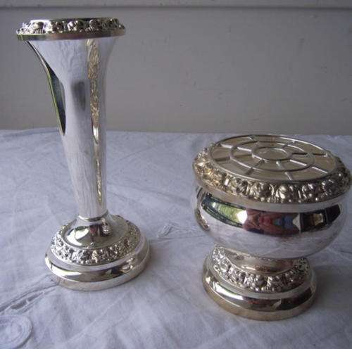 A LOVELY SILVER PLATED POSY BOWL AND FLOWER VASE - BOTH IN ORIGINAL BOXES