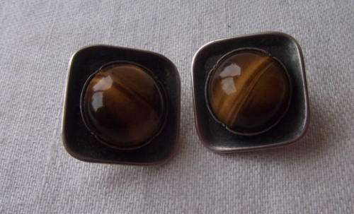 A STUNNING PAIR OF SILVER AND TIGERS EYE CLIP ON EARRINGS - MADE IN SOUTH AFRICA