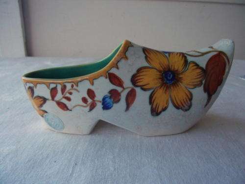 A LOVELY GOUDA CLOG - WALL VASE - HAND PAINTED, NUMBERED AND SIGNED