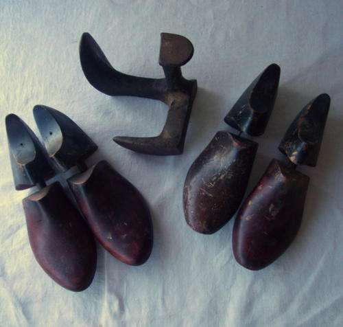 A WONDERFUL COLLECTION OF SHOE MAKERS EQUIPMENT