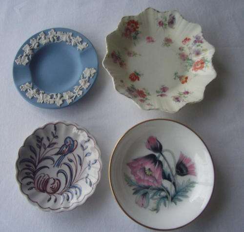 A STUNNING COLLECTION OF FOUR MINATURE PLATES - WEDGWOOD, DOULTON, ROYAL WORCHESTER AND A LITTLE HAN