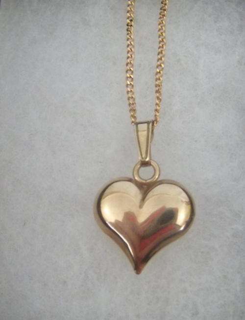 A HEART OF GOLD - 9 CARAT PENDANT AND CHAIN