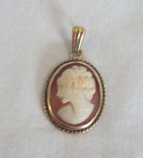 LOVELY CAMEO SET IN 9 CARAT GOLD