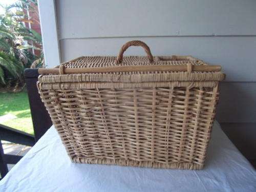 SUMMER IS COMING!!  LARGE PICNIC BASKET AS GOOD AS NEW!!!!