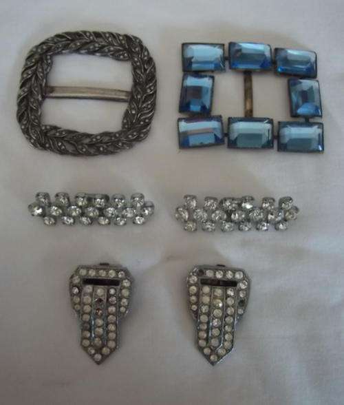 TWO BELT BUCKLES, TWO DIAMANTE CLIPS AND TWO PASTE SHOE OR DRESS CLIPS