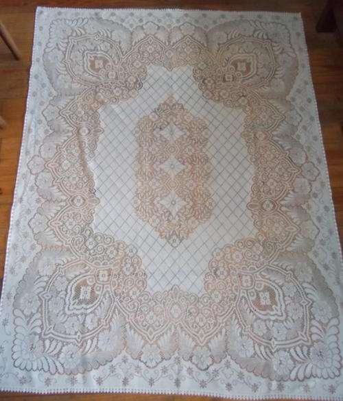 BEAUTIFUL VINTAGE LACEY TABLECLOTH - IN A VERY GOOD CONDITION