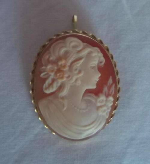 DELICATELY CARVED PINK CAMEO IN A 18 CARAT GOLD CASING