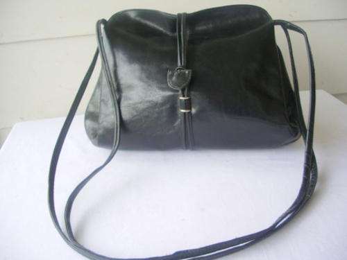GENUINE LEATHER ITALIAN HANDBAG IN BLACK