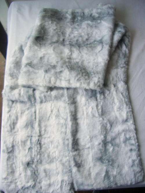 STUNNING SHAPED FAUX FUR STOLE LINED WITH POCKETS