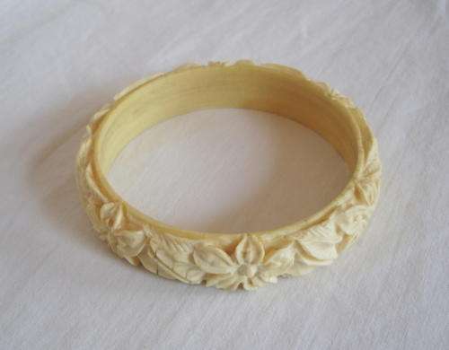 GORGEOUS HAND CARVED VINTAGE IVORY BANGLE