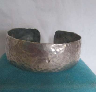 STUNNING HAMMERED STERLING SILVER BANGLE   SOLID AND CHUNKY