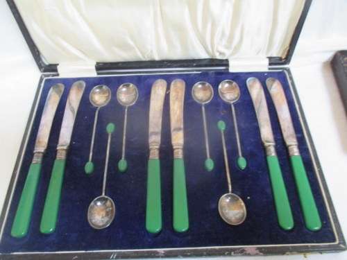 FABULOUS GREEN BAKELITE AND COFFEE BEAN  BREAKFAST SET FOR 6