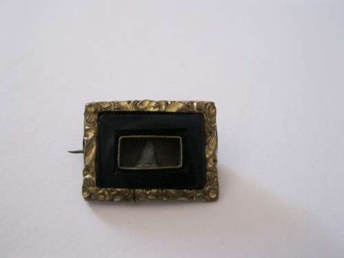Sweet Victorian mourning brooch in pinchbeck and onyx.