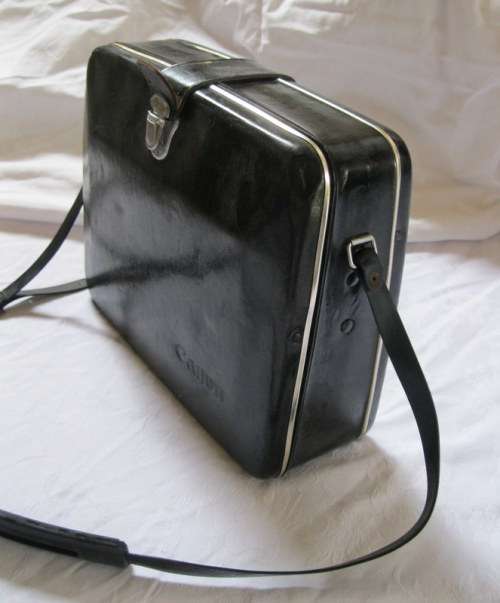 CANON MOVIE CAMERA IN A NIFTY CASE