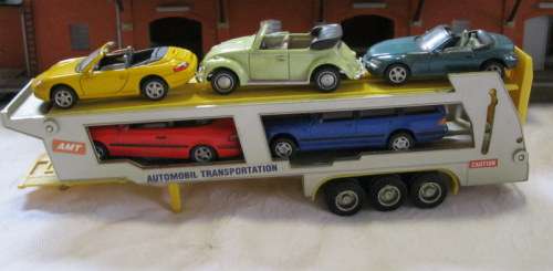 HO RAILWAY MODEL  STATION BUILDING, 3 TRAILERS, ONE VEHICLE TRANSPORTER WITH 5 CARS