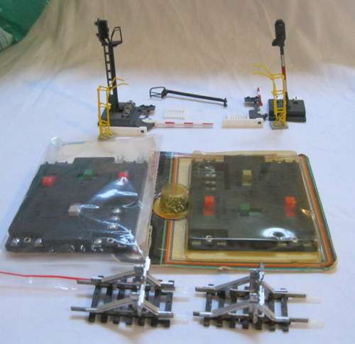 HO SCALE MODEL RAILWAY - 2 X 220 ATLAS CONTROLLERS AND A BOOM SET AND WHAT NOT