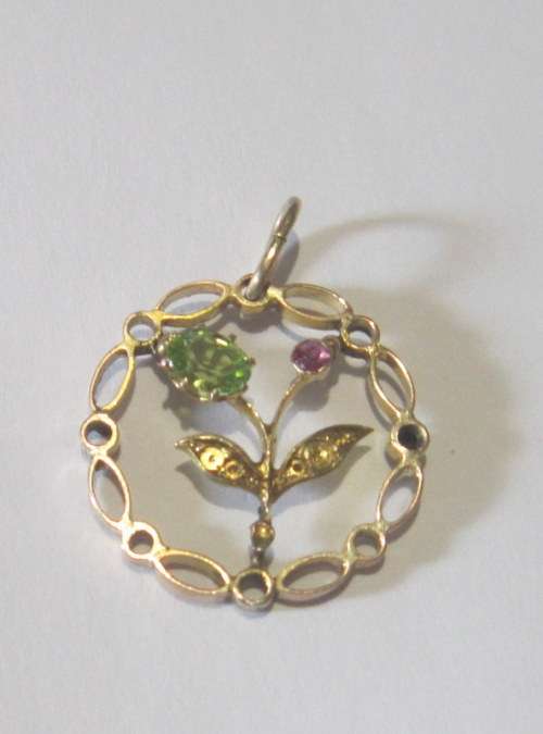 9 ct Gold with a Peridot and Ruby pretty pendant. 22 mm