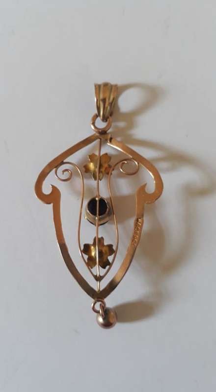 Edwardian pendant in 9ct gold with an amethyst.